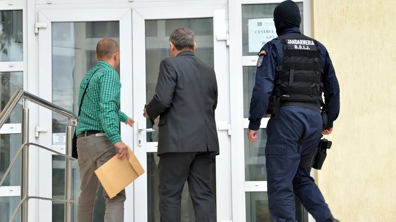 Un avocat şi doi notari sunt implicaţi în mai multe tranzacţii imobiliare ilegale din vestul ţării. Ce au descoperit procurorii