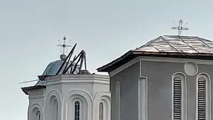 Acoperişul unei turle de biserică din judeţul Vâlcea s-a prăbuşit din cauza furtunii