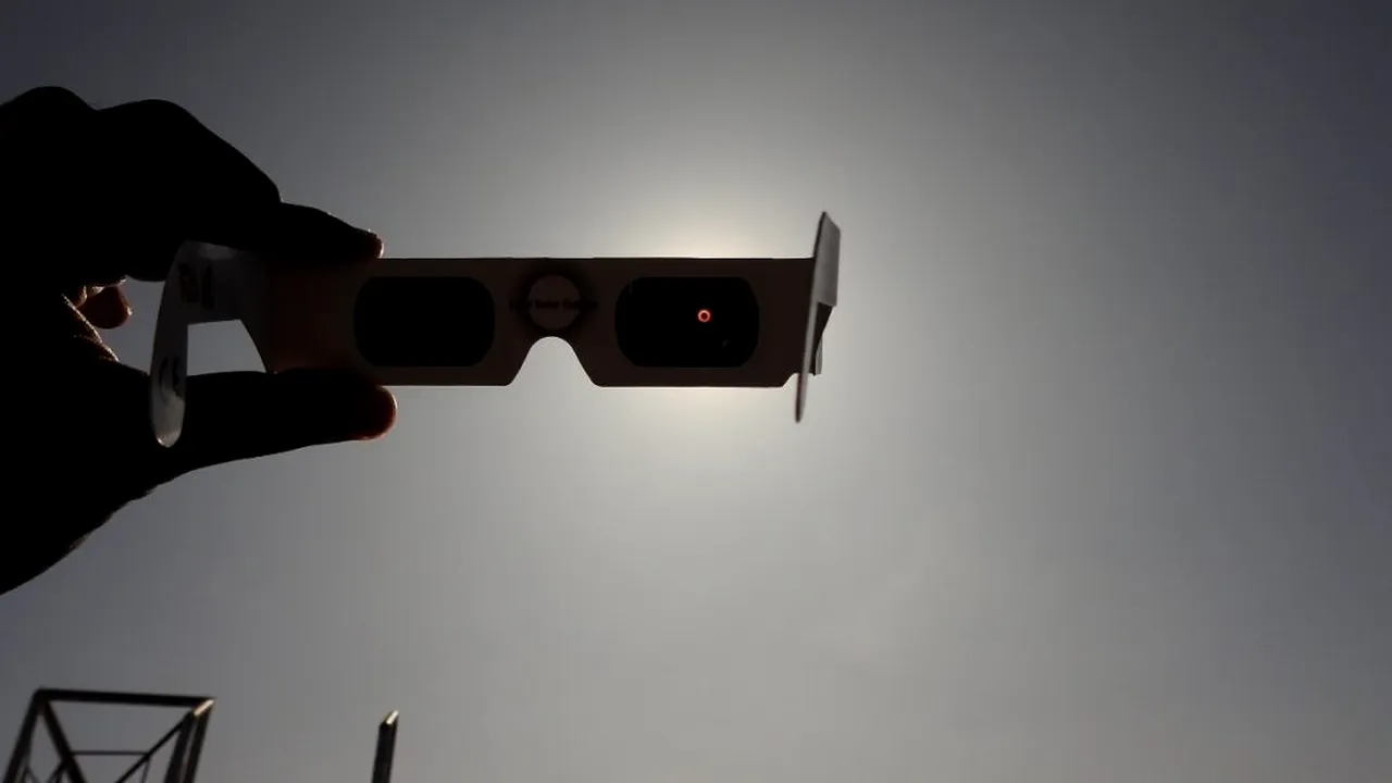 Cât costă și de unde poți cumpăra ochelarii pentru eclipsa de Soare de miercuri