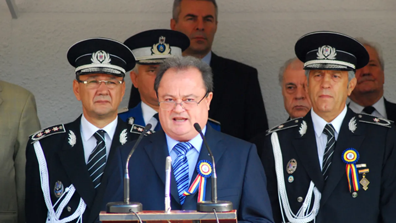Blaga către studenţii Academiei de Poliţie: Oamenii se autoelimină, cei ce nu fac faţă se autoexclud