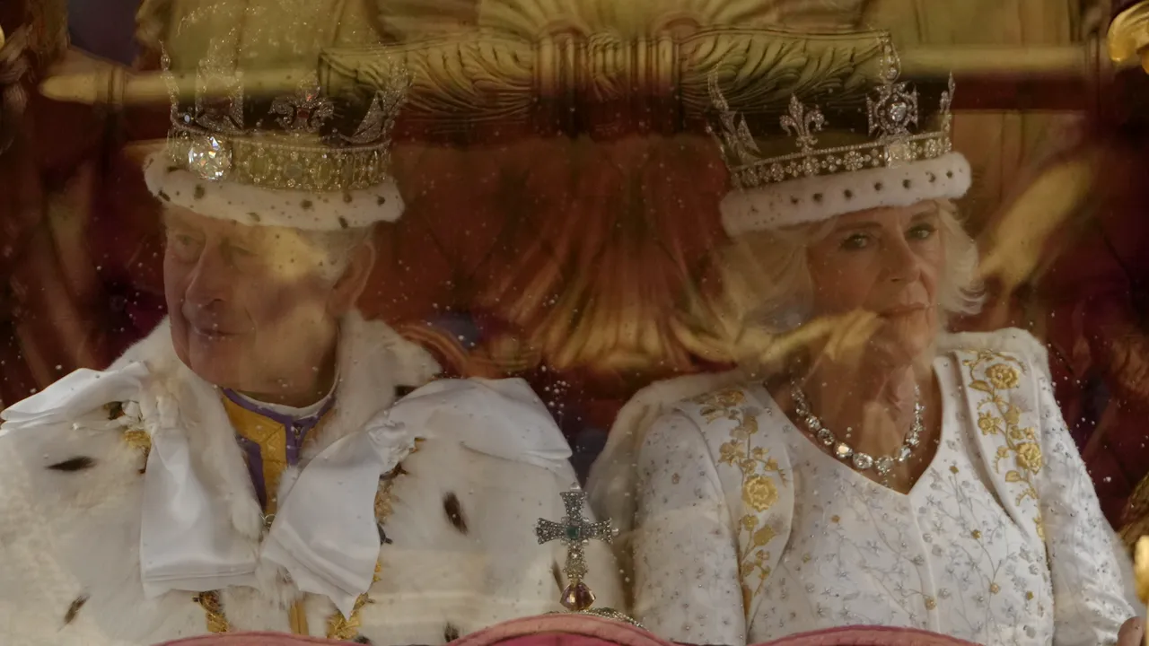 Regele Charles a părăsit Catedrala Westminster şi merge la Palatul Buckingham