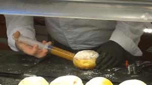 VIDEO Idei de afaceri în pandemie. Gogoşi „vaccinate” după pofta inimii, într-o cofetărie din Germania