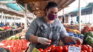 Masca, greu de suportat timp de 10 ore de către vânzătorii din pieţe: Mă asfixiez