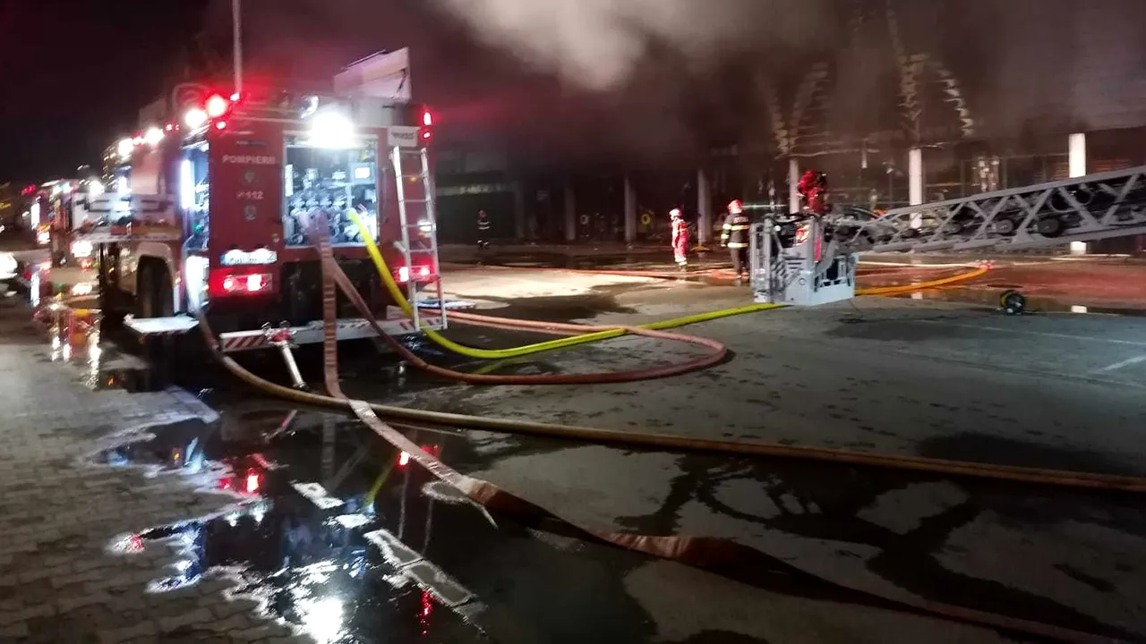 FOTO: Incendiu la magazin de bricolaj din Sibiu. Peste 6.000 de metri pătraţi afectaţi