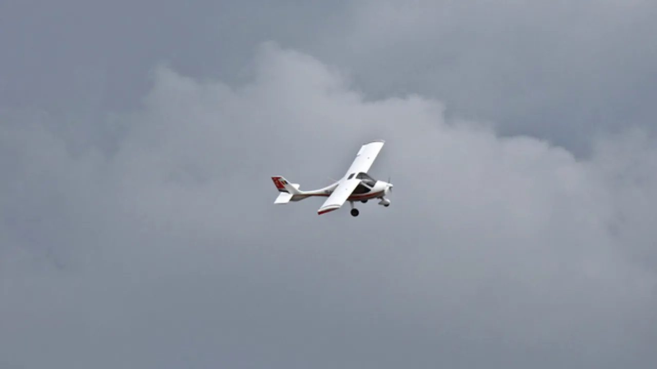 Ultimele imagini ale avionului prăbuşit în Hunedoara. Pilotul a scos mâna pe geam şi a salutat oamenii - FOTO