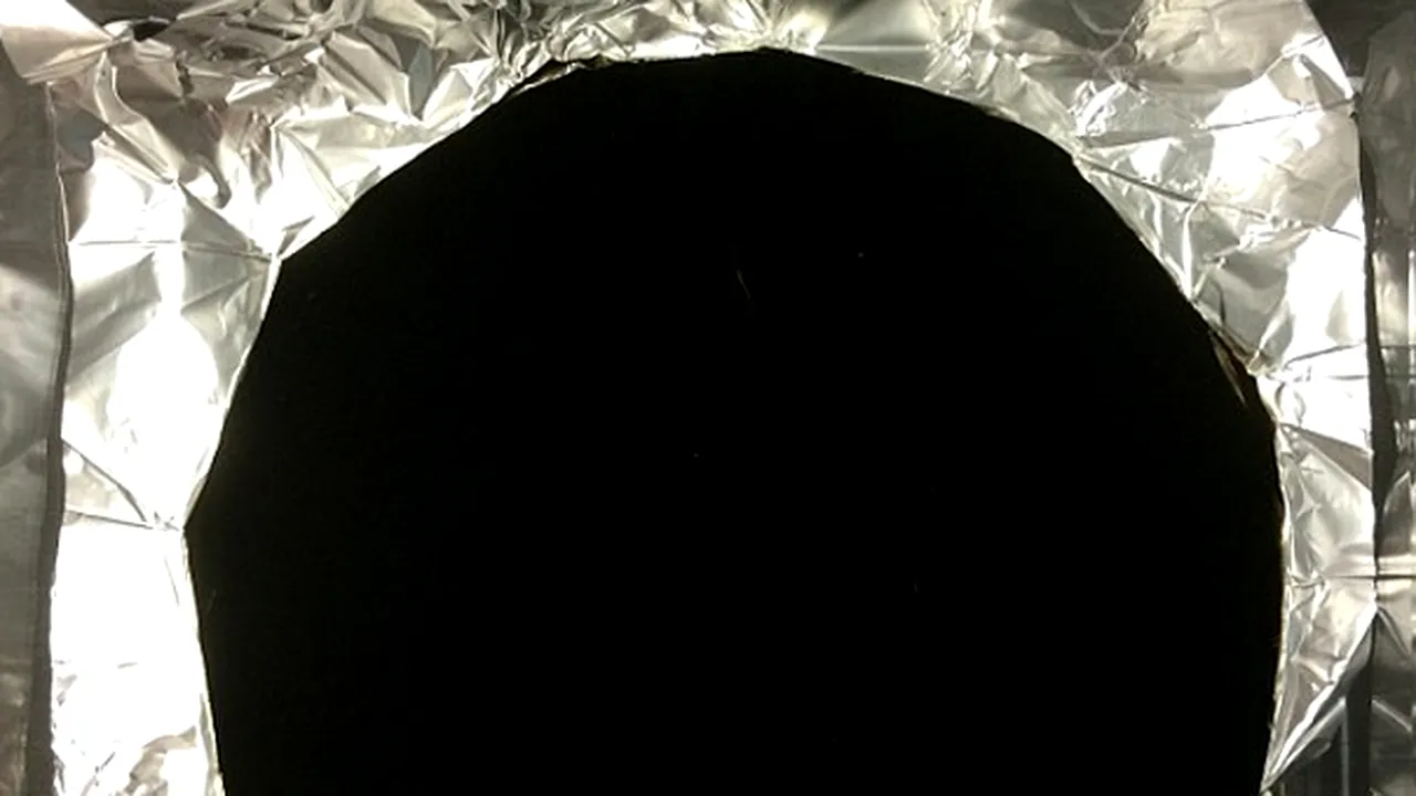 Materialul pe care ochiul uman îl distinge cu greu. Cum arată ”super-negru” - FOTO