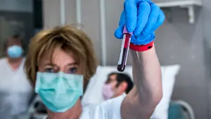 Cu un pas mai aproape de descoperirea vaccinului pentru coronavirus: rată de supravieţuire de 100% după un tratament experimental aplicat pe şase pacienţi în stare critică 