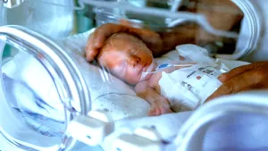 Un nou-născut a fost readus la viaţă după 40 de minute în care inima a încetat să-i bată. Metoda inedită folosită de medici