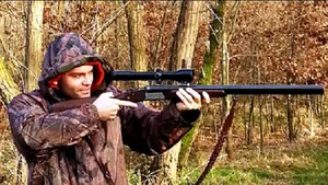 Fost consilier local la Orşova, cercetat după ce a publicat poze în care apare ţinând în mână o armă - FOTO