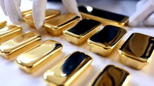 Efectul războiului comercial. Aurul bate record după record
