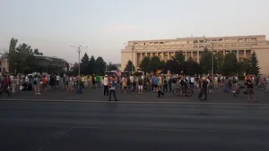Incidente în Piaţa Victoriei: câţiva protestatari au încercat să treacă de cordonul de jandarmi / Proteste faţă de noile legi ale Justiţiei, în Bucureşti, Timişoara, Cluj Napoca şi Braşov