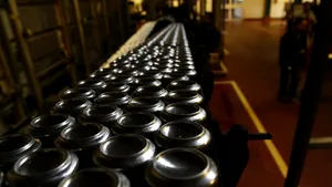 Hoți din California au furat zeci de mii de doze de bere, în două jafuri. Producătorul le-a transmis un mesaj
