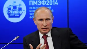 Putin a aprobat introducerea unei taxe pe vânzări în Rusia, pentru creşterea veniturilor regiunilor