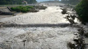 Apele Române: Debitele râurilor sub cod roşu şi portocaliu de inundaţii au crescut şi de aproape 400 de ori