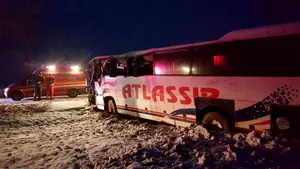 FOTO Un autocar cu 18 pasageri s-a răsturnat, în Olt, pe DN 64. Doi răniţi au fost transportaţi la spital