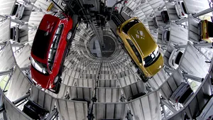 Europa este forţată să îşi regândească industria auto în competiţia cu SUA şi China. Volkswagen, Renault şi Stellantis discută despre crearea unui 