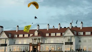 VIDEO Poliţia încearcă să-l prindă pe bărbatul care a survolat hotelul în care este cazat Donald Trump. Ce mesaj a afişat protestatarul