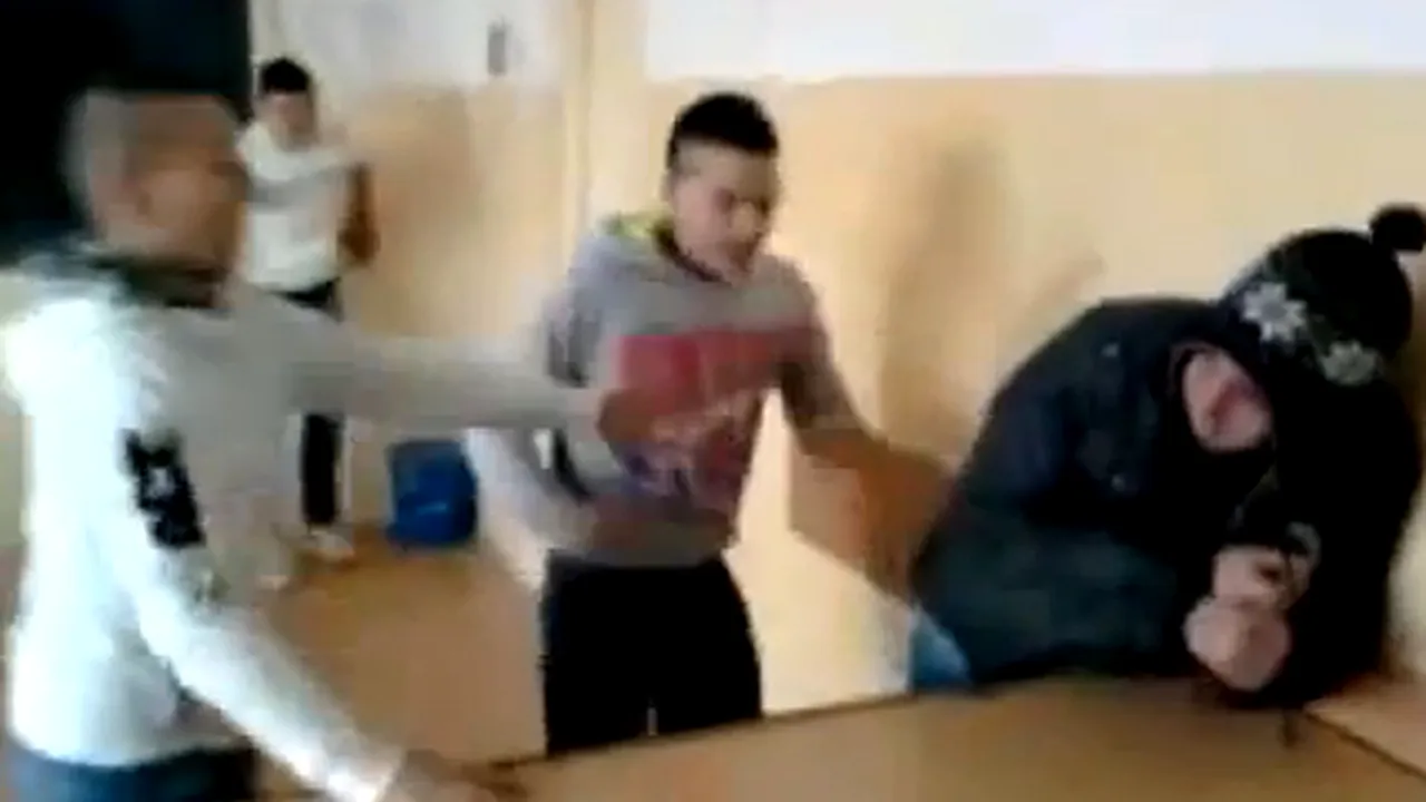 Brăila: Elev de 15 ani bătut de patru colegi în şcoală. Filmuleţul cu incidentul a fost postat pe internet