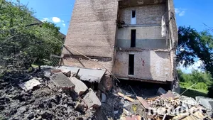 Războiul din Ucraina, ziua 104. Ruşii continuă bombardamentele. Preşedintele Zelenski solicită mai multe arme Occidentului. Armata rusă forţează apărarea ucraineană în Donbas