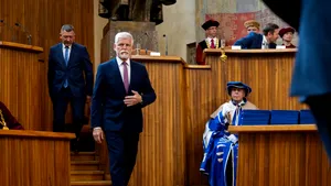 Cehia, scandal ca în România: Președintele sesizează CCR împotriva premierului pentru că nu-l lasă să  participe la summitul NATO