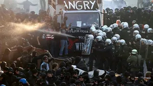 VIDEO LIVE| PROTESTELE continuă la Hamburg: 160 de agenţi ai forţele de ordine care asigură securitatea la Summitul G20 au fost răniţi/ Peste 100.000 de persoane participă la manifestaţii