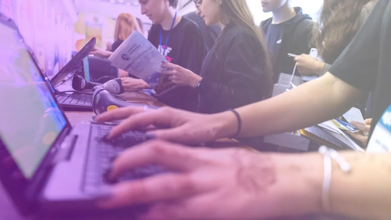 Târgul internaţional de universităţi RIUF are loc online anul acesta. Cum pot participa tinerii români la evenimentul virtual