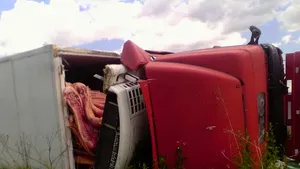 Un camion încărcat cu 18 tone de carne s-a răsturnat pe centura ocolitoare a oraşului Săcele - FOTO