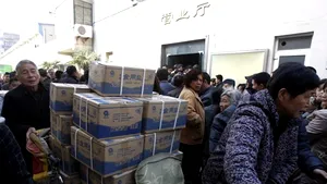 Chinezii se protejează de contaminarea radioactivă cu sare iodată - FOTO