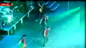 Justin Bieber, atacat cu ouă la un concert în Sydney - VIDEO