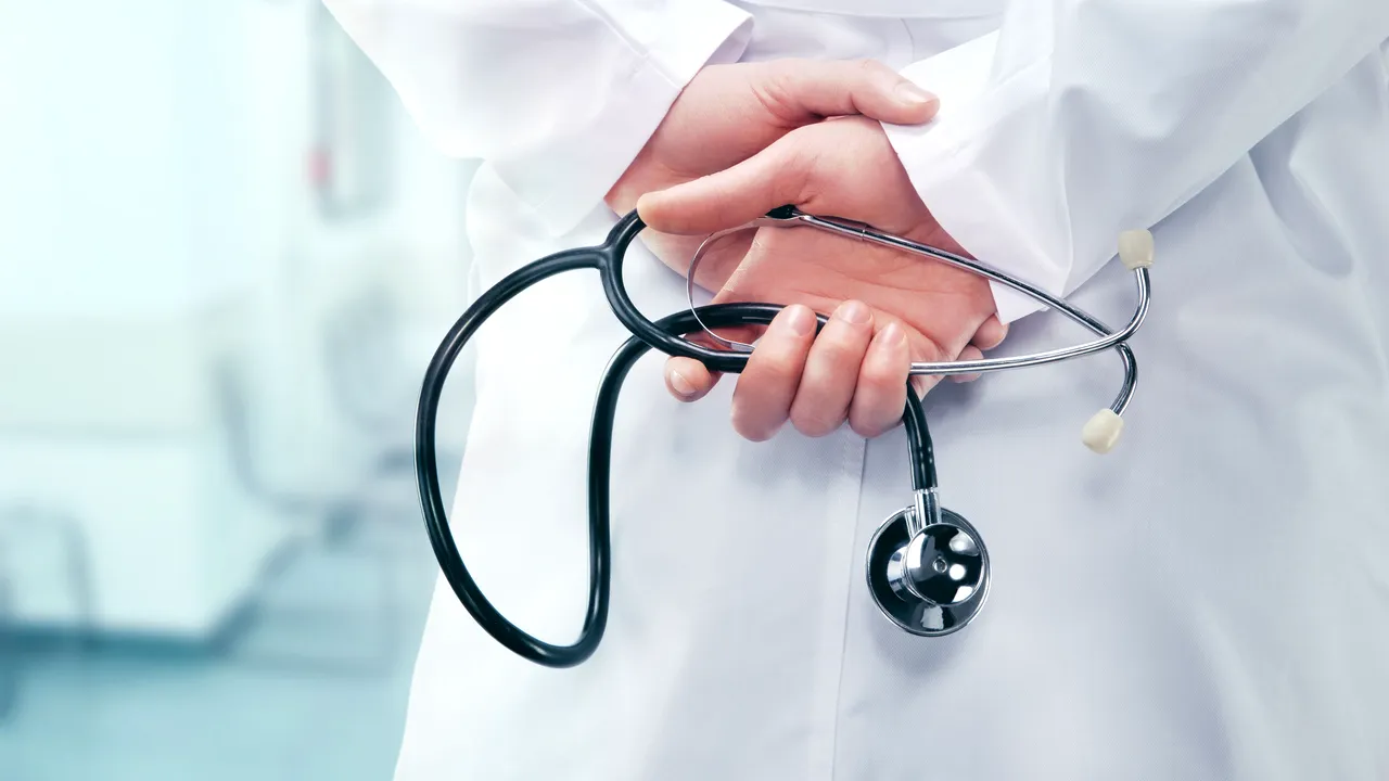 Medicul care lua bani de la pacienţi pentru „teste de coronavirus” false, amendat