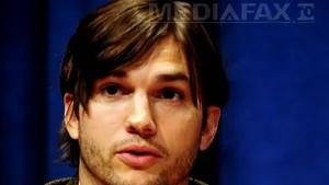 Ashton Kutcher investeşte într-un start-up care produce biberoane handsfree