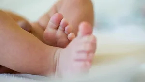 Bebeluşii inhalează mizerie şi bacterii când merg de-a buşilea. Cât rău face acest lucru micuţilor. Explicaţiile oamenilor de ştiinţă