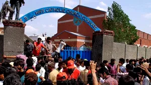 Cel puţin 15 morţi şi 80 de răniţi într-un atentat sinucigaş la bisericile creştine din Pakistan