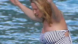 Uma Thurman, în vacanţă. Cum arată actriţa gravidă în costum de baie - FOTO