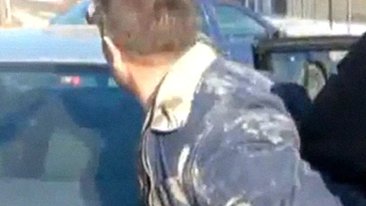 Traficant de droguri, arestat după ce a încercat să vândă două arme de vânătoare deţinute ilegal - VIDEO