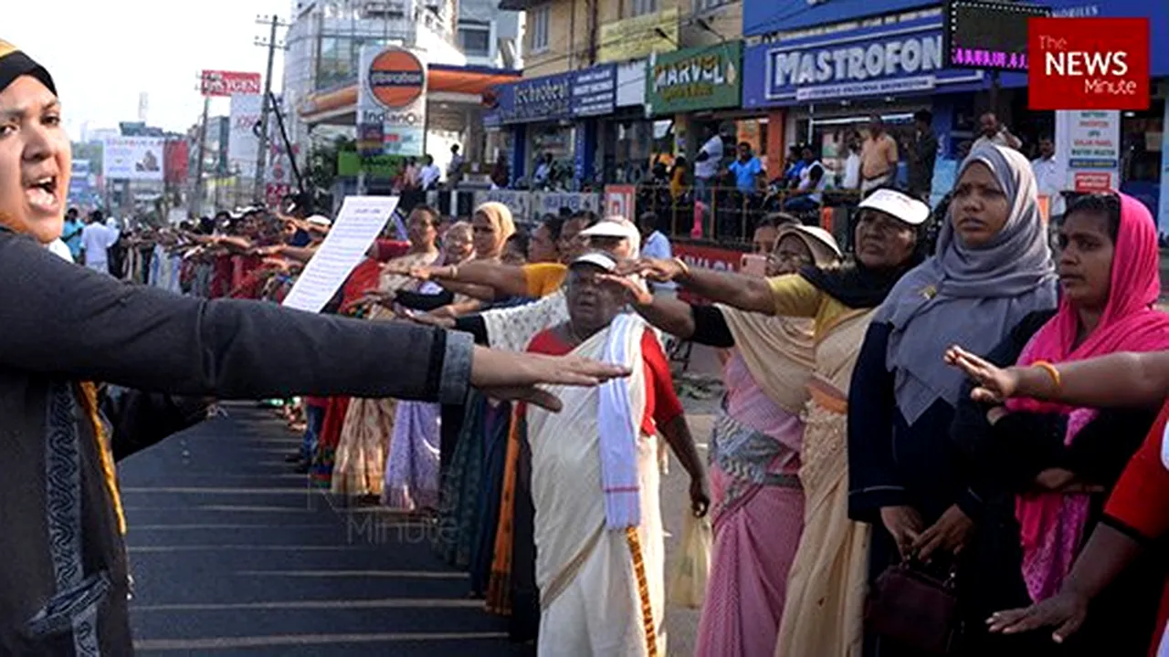 Lanţ uman IMPRESIONANT în India, întins pe 620 km. Cinci milioane de femei cer egalitate şi accesul într-un templu 