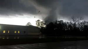 Vreme extremă în SUA: Cel puţin trei persoane au murit după ce două state americane au fost lovite de tornade. VIDEO