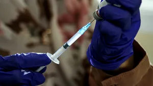 Transmiterea coronavirusului, redusă la jumătate după vaccin. STUDIU realizat pe 300.000 de persoane