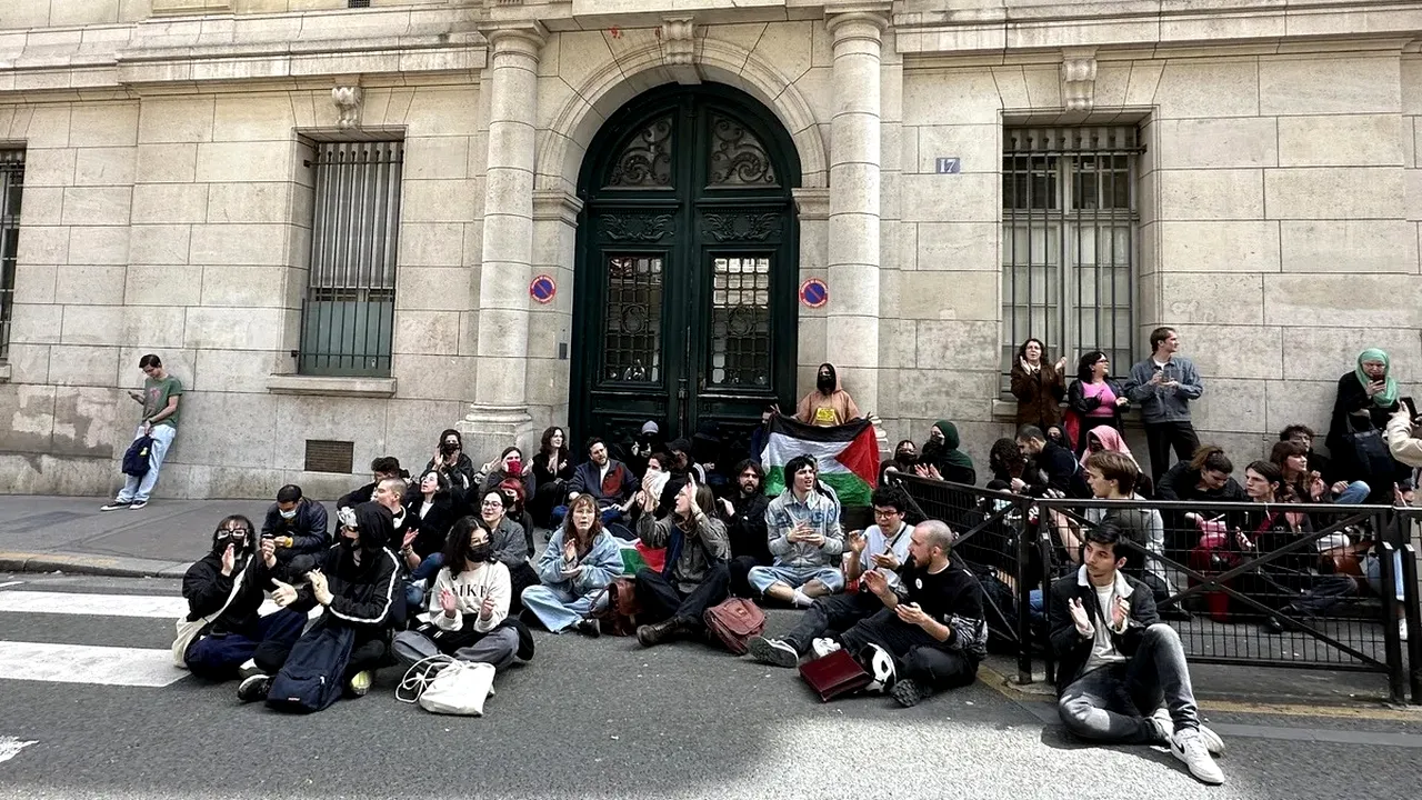 Demonstraţie pro-palestiniană la Sorbona. Sediul principal al universităţii a fost închis