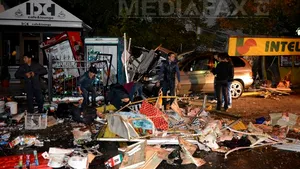 O poliţistă în stare de ebrietate a intrat cu maşina într-un chioşc, rănind-o pe vânzătoare - FOTO