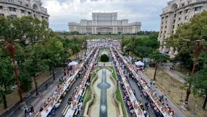 SOCIAL Bucureștiul a intrat în Cartea Recordurilor cu o masă lungă de 5 kilometri. Primarul general al Capitalei: „A fost o mare sufragerie aici, în centrul orașului”