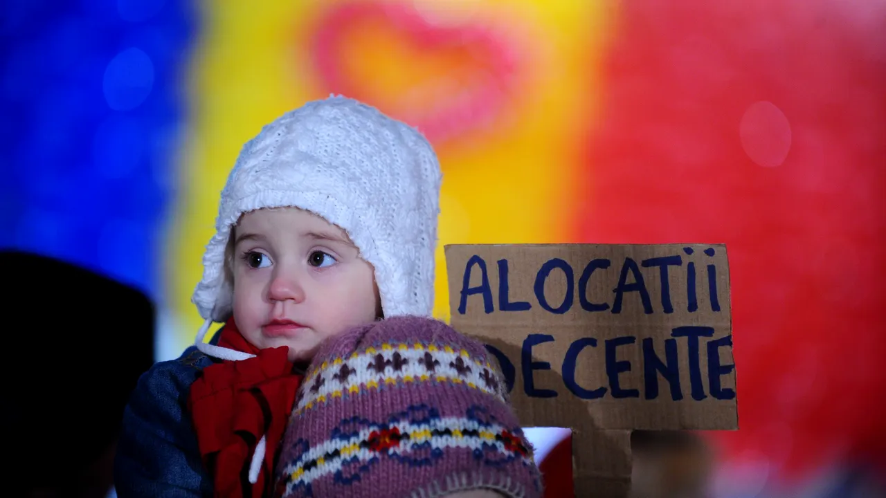 Guvernul este obligat de CCR să dubleze alocaţiile copiilor de la 1 august