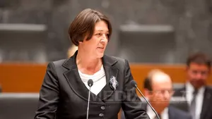 Jean-Claude Juncker o integrează pe slovena Violeta Bulc în echipa sa