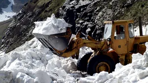 Operaţiune de deszăpezire pe Transfăgărăşan