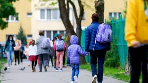 Cazuri de COVID în şcoli. Grupe sau clase din 16 unităţi şcolare au suspendate cursurile cu prezenţă fizică