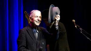 Leonard Cohen a leşinat pe scenă