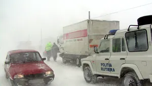Circulaţia rutieră în Pasul Tihuţa, blocată de zăpadă şi viscol (Video)