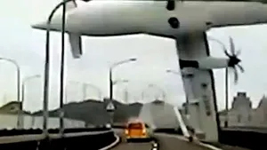 Accidentul aviatic din Taiwan: Şoferul unui taxi a supravieţuit după ce a fost lovit de avionul TransAsia care se prăbuşea - VIDEO