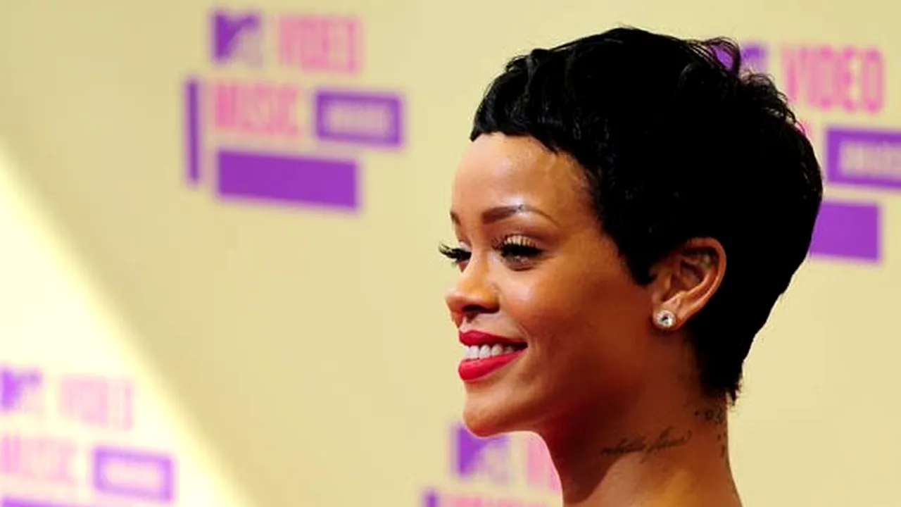 Rihanna, TOPLESS şi cu trupul acoperit de sloganuri - FOTO