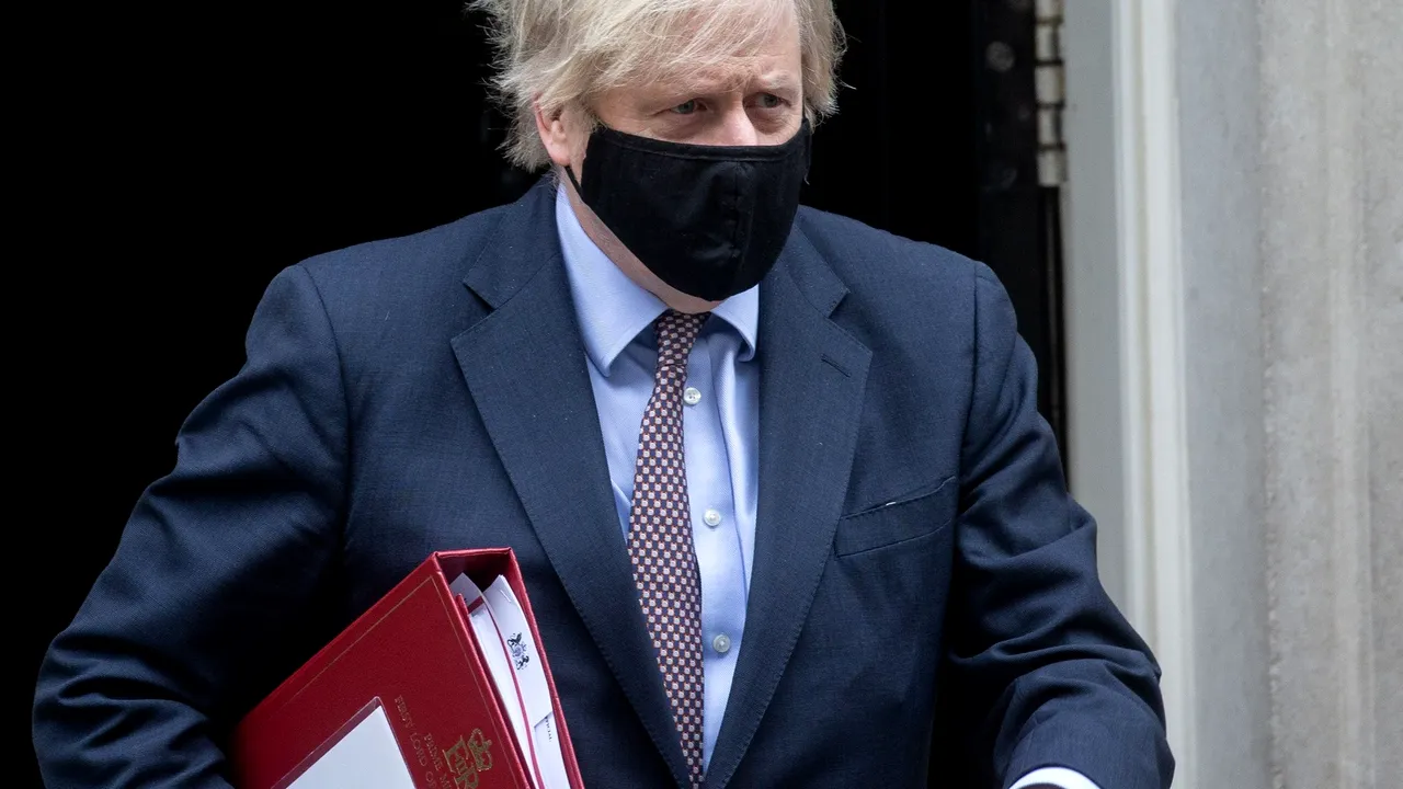 Boris Johnson pare să minimizeze avertismentele UE şi ale unor grupuri paramilitare nord-irlandeze 